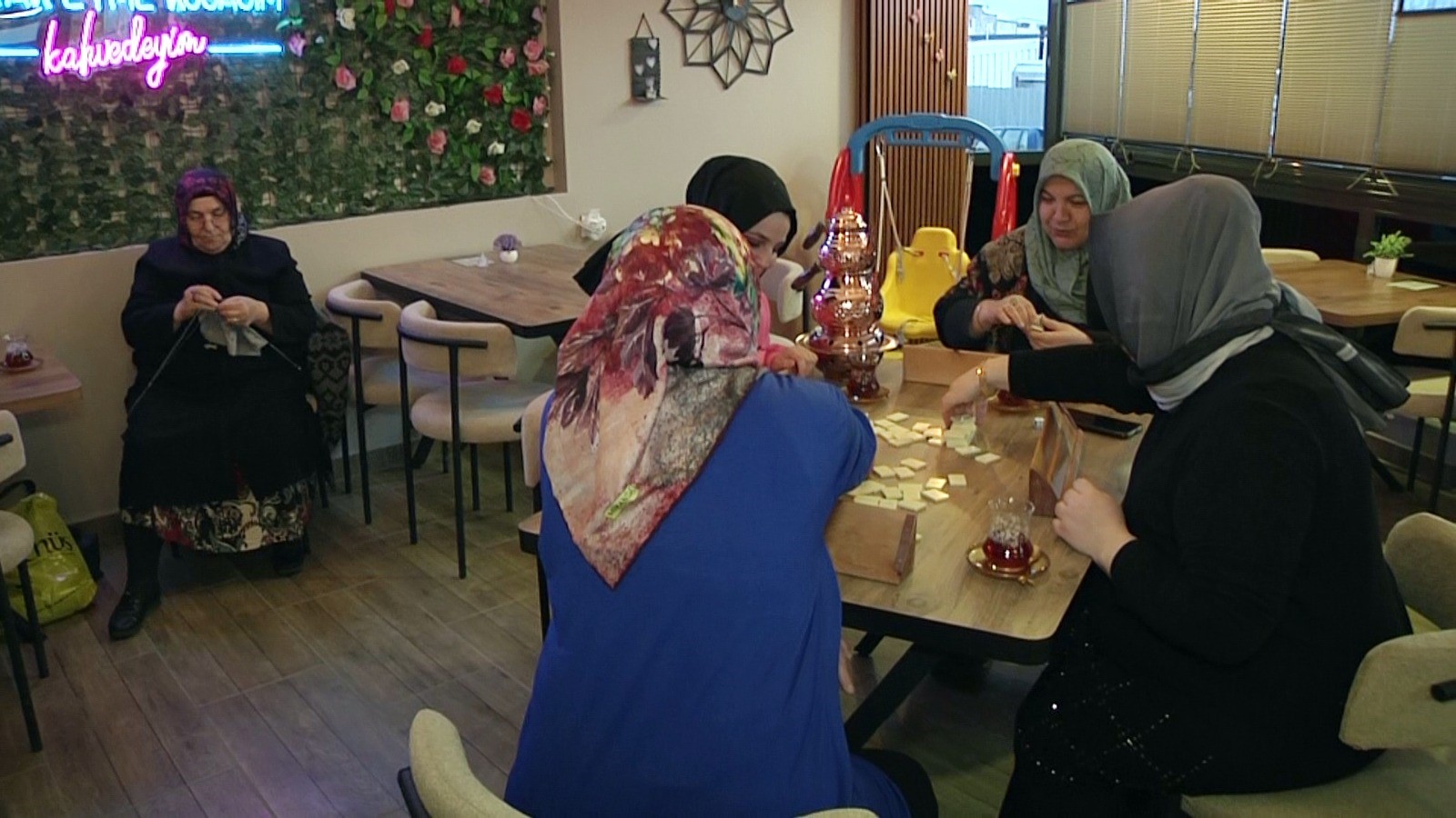 Yakınında çocuk parkı ve okul olması nedeniyle kadınların uğrak noktalarından