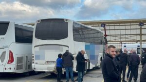700 kilometre boyunca babasının uyuduğunu sanan kızı, otobüs mola verdiğinde