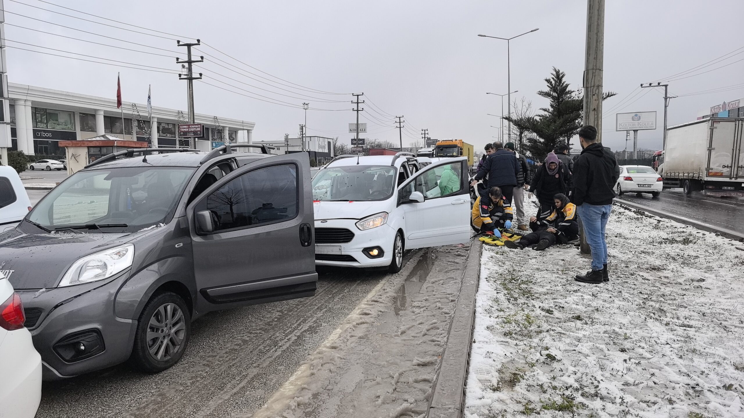 Kaza, saat 13.00 sıralarında Bursa-Ankara karayolu üzeri İnegöl girişinde meydana