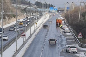 Meteorolojinin uyarısının ardından beklenen kar yağışı, Bursa’da sabah saatlerinde etkisi