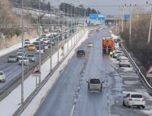 Bursa’da kardan kapanan Mudanya yolu açıldı