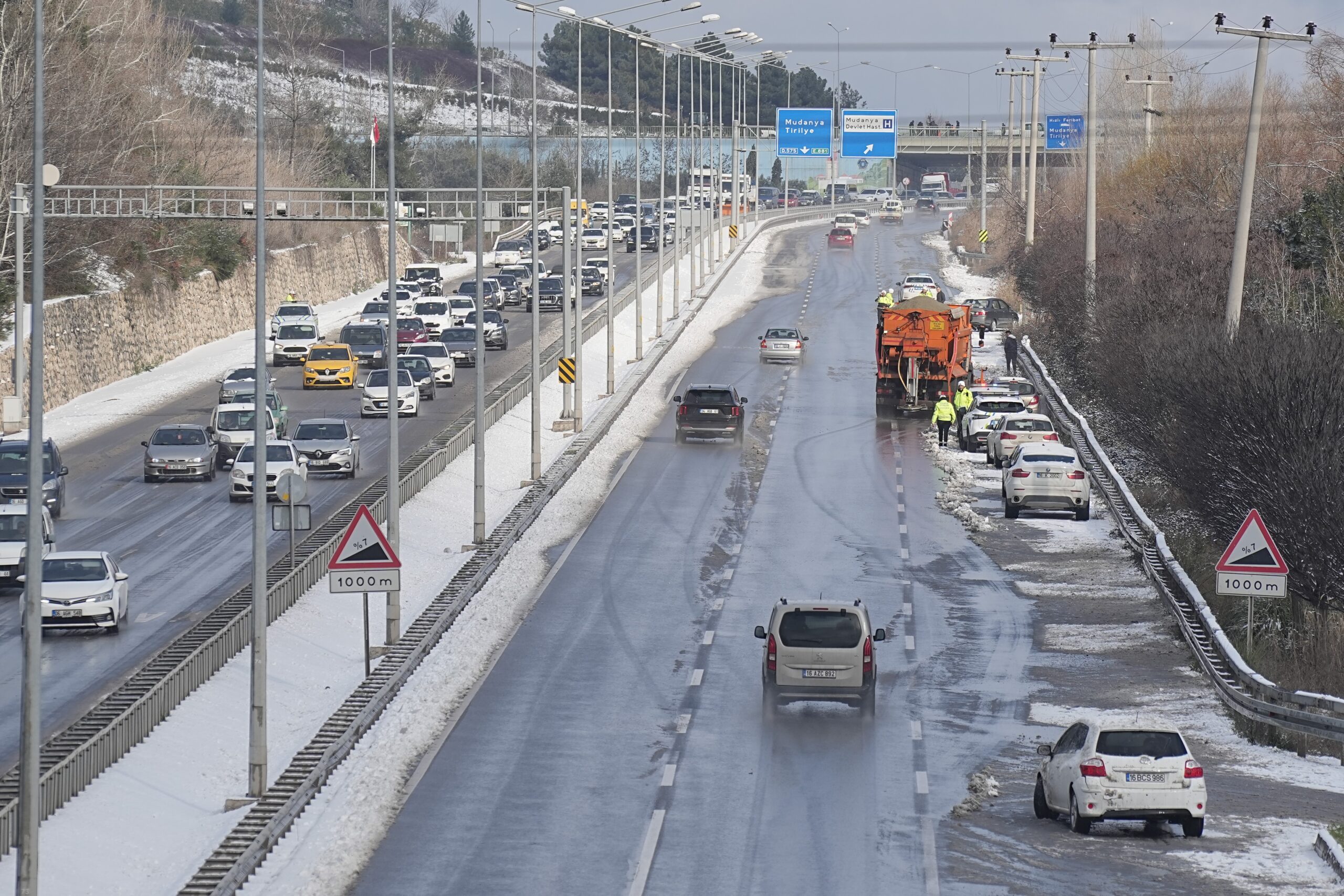 Meteorolojinin uyarısının ardından beklenen kar yağışı, Bursa’da sabah saatlerinde etkisi