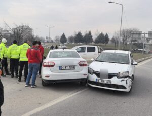Bursa’da otomobiller çarpıştı: 2 yaralı
