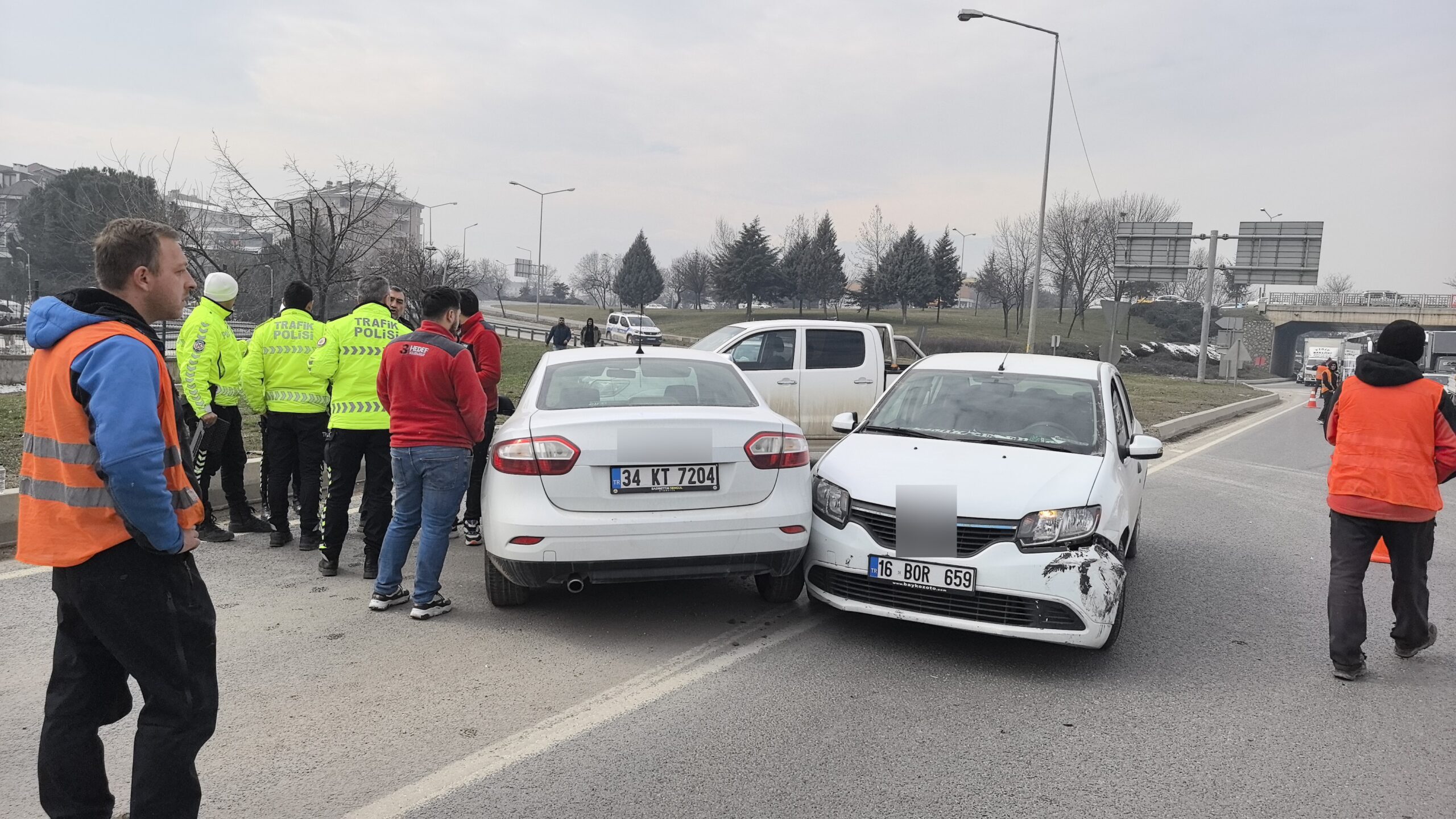 Kaza, saat 13.30 sıralarında İnegöl ile Alanyurt’u bağlayan köprülü kavşakta