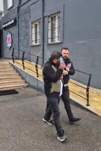 Bursa’nın Osmangazi ilçesinde araçlarını park eden vatandaşların otomobillerine dadanan oto
