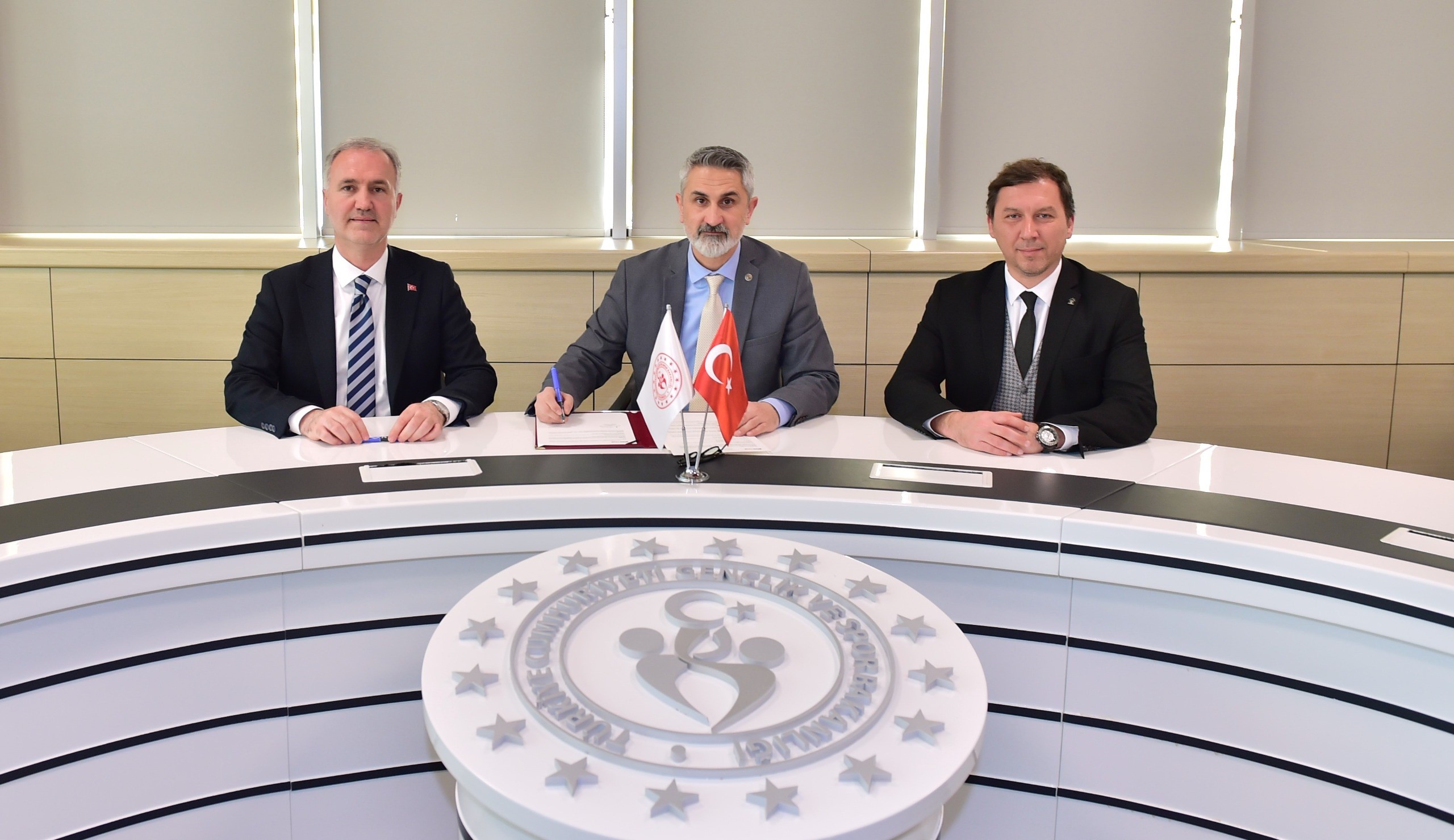 İnegöl Belediye Başkanı Alper Taban, şehre yeni bir yüzme havuzu