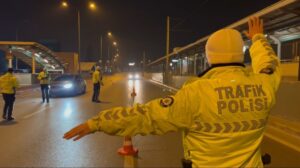 Araçtaki sürücünün arkadaşı ise, ekip otolarını görünce ‘Terör operasyonu gibi.