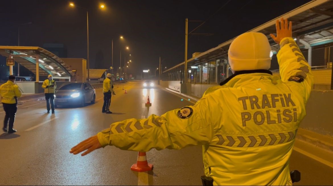 Araçtaki sürücünün arkadaşı ise, ekip otolarını görünce ‘Terör operasyonu gibi.