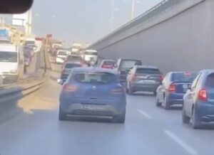 Bursa’nın Osmangazi ilçesi İzmir Yolu Caddesi üzerinde ilerleyen sürücü, bir