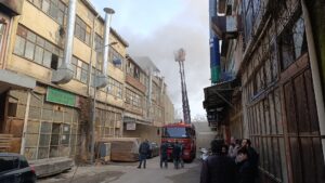 Yangın saat 13.30 sıralarında Mahmudiye Mahallesi Cemiloğlu Sokak’ta faaliyet gösteren