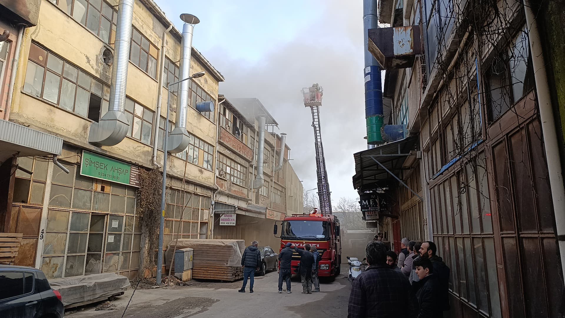 Yangın saat 13.30 sıralarında Mahmudiye Mahallesi Cemiloğlu Sokak’ta faaliyet gösteren
