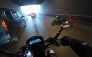 Bursa’nın Nilüfer ilçesi Orhaneli Kavşağı üzerinde seyir halinde bir motosikletli,