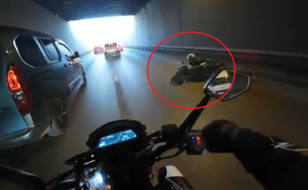 Bursa’nın Nilüfer ilçesi Orhaneli Kavşağı üzerinde seyir halinde bir motosikletli,
