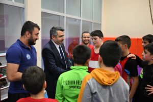 Başkan Yılmaz şampiyon güreşçilerle buluştu… Yıldırım Belediyesi, Türk kültürünün köklü
