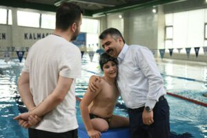  Yıldırım Belediye Başkanı Oktay Yılmaz, azimle attığı her kulaçta engellerin
