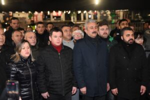 Büyük felaketin meydana geldiği saat 04.17’de Osmangazi Meydanı’nda düzenlenen programda,