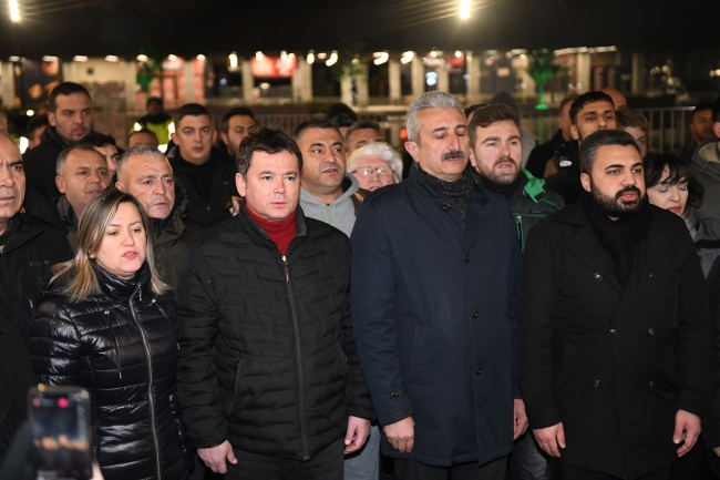 Büyük felaketin meydana geldiği saat 04.17’de Osmangazi Meydanı’nda düzenlenen programda,