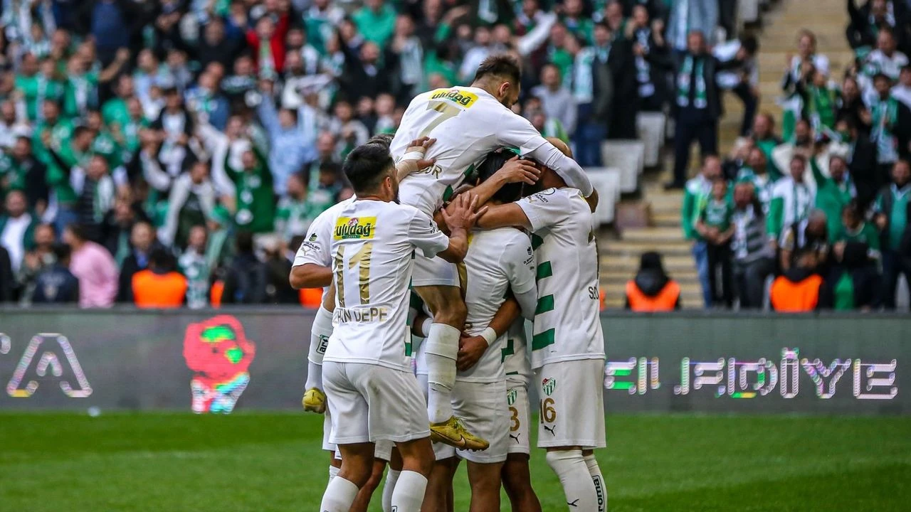 Topal’ın sosyal medya hesabından yaptığı paylaşım şu şekilde: Günaydın Bursaspor