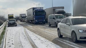 Kentte sabah saatlerinde başlayan kar yağışı, hayatı olumsuz etkiledi. Gebze-Orhangazi