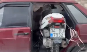 Bursa’da cadde üzerinde kapısız araçla trafiğe çıkan sürücü, arka koltuğa