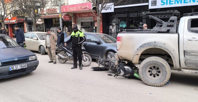 İnegöl’de devrilen motosiklet aracın altına girdi: 1 yaralı