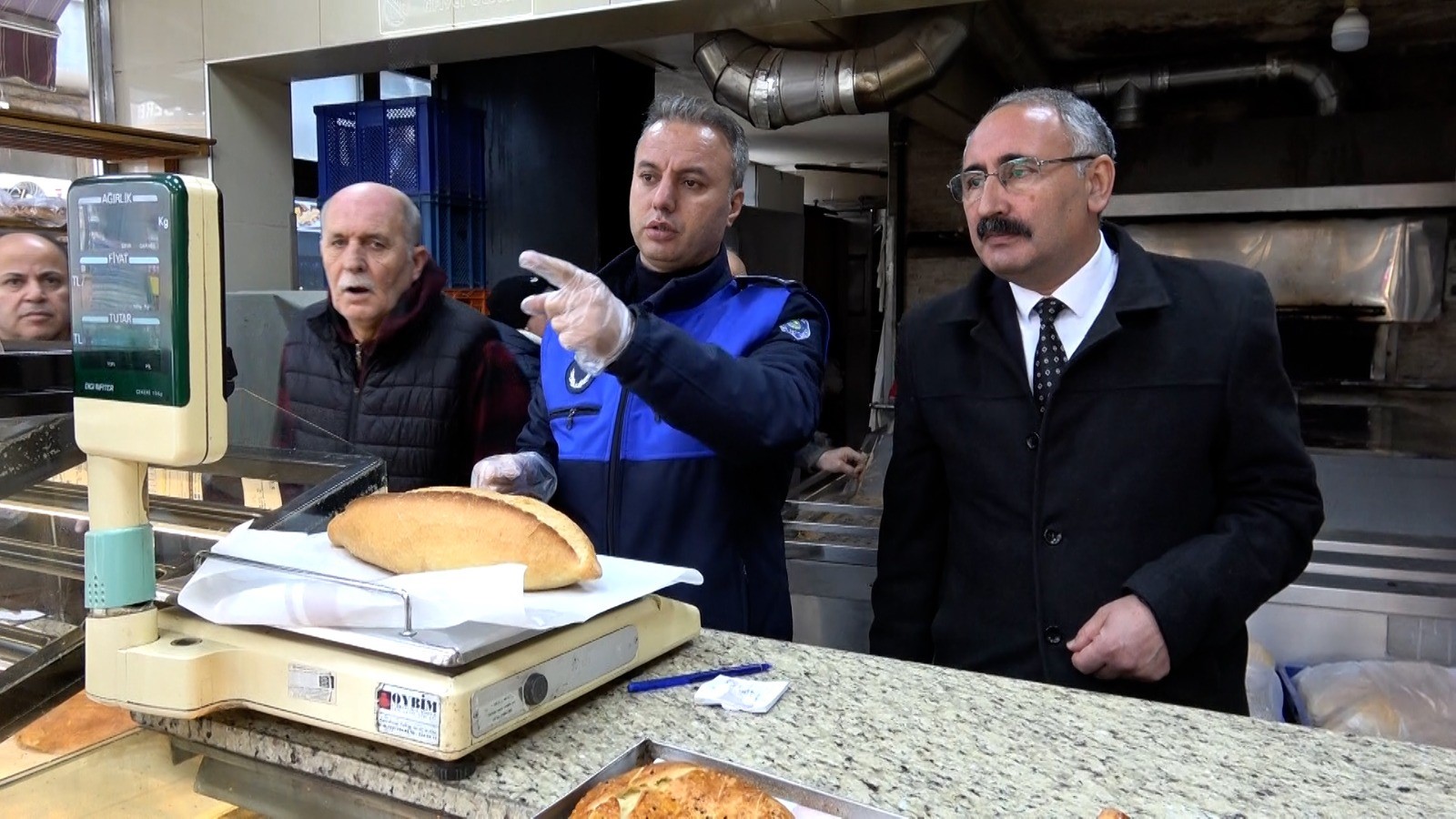 Gemlik ilçesi genelindeki fırınlarda yapılan denetimlerde, pidelerin ve ekmeklerin gramajları