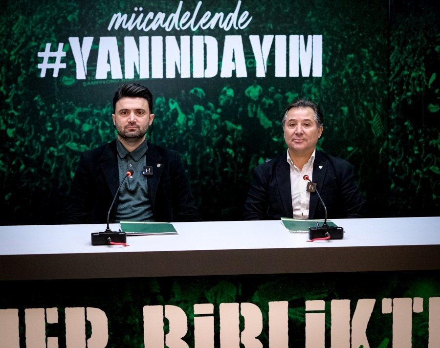 Özlüce İbrahim Yazıcı Tesisleri’nde gerçekleşen görüşmeye Bursaspor Başkanı Enes Çelik,