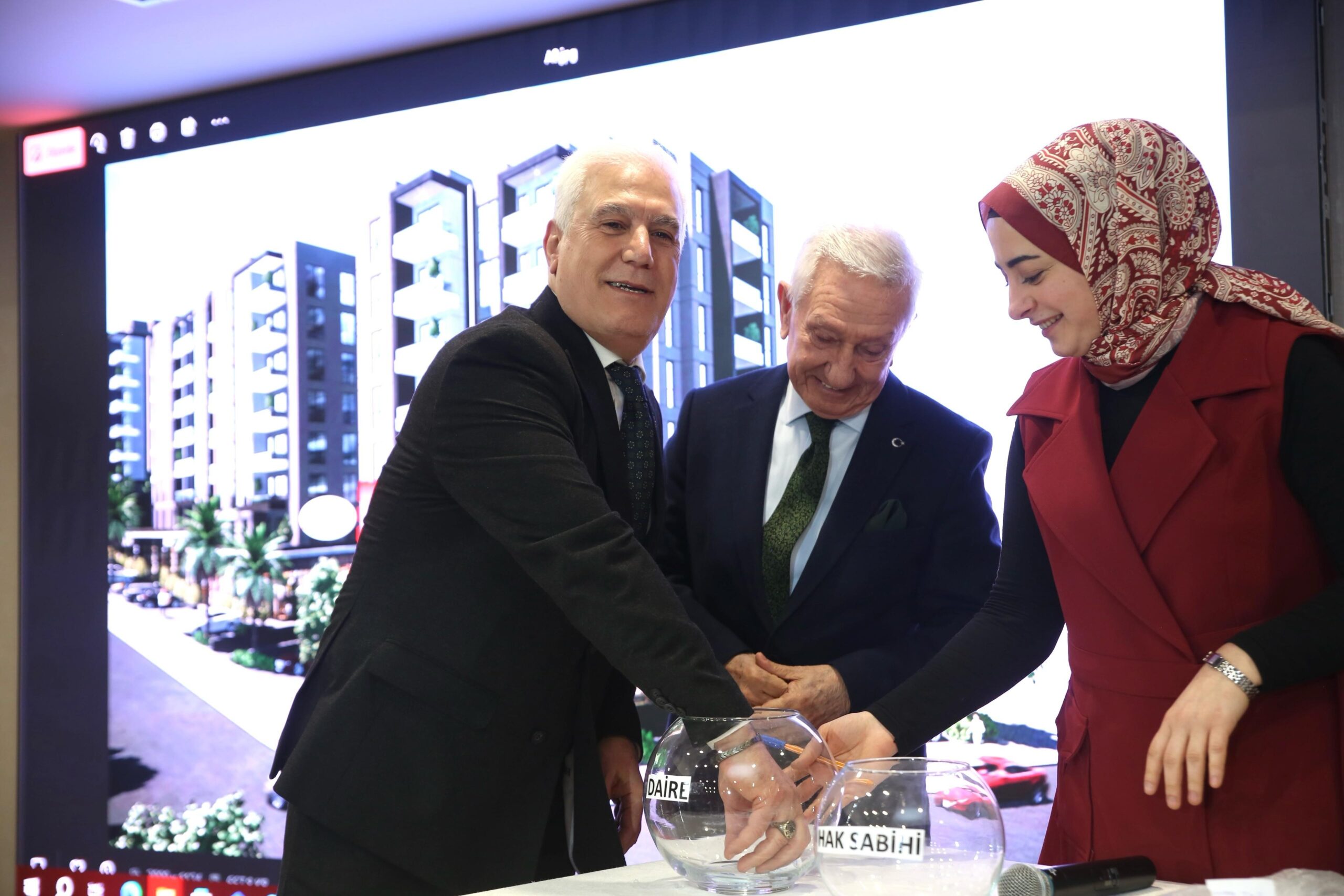 Yüzlerin gülümsediği kura töreninde konuşan Büyükşehir Belediye Başkanı Mustafa Bozbey,