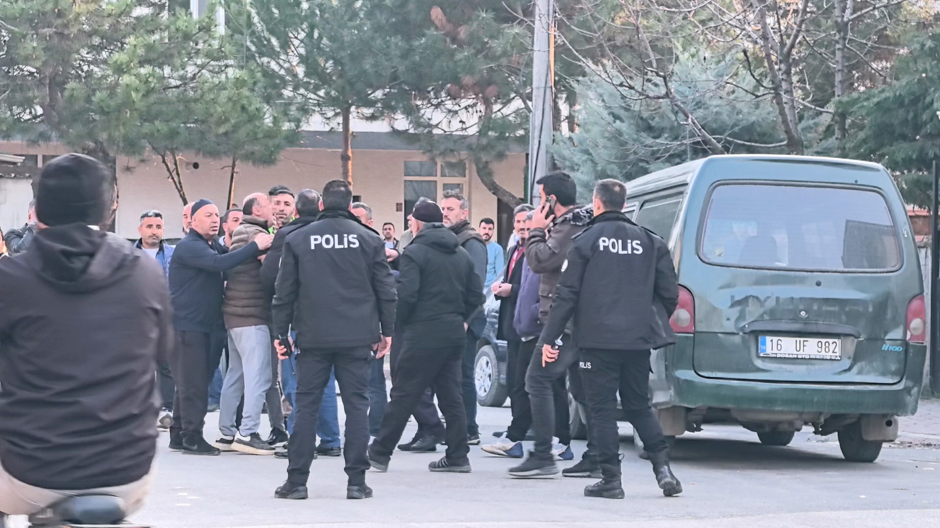İnegöl’de bıçaklı kavga: 3 yaralı Edinilen bilgiye göre, saat 17.00 sıralarında Hocaköy Mahallesi’ndeki bir inşaat