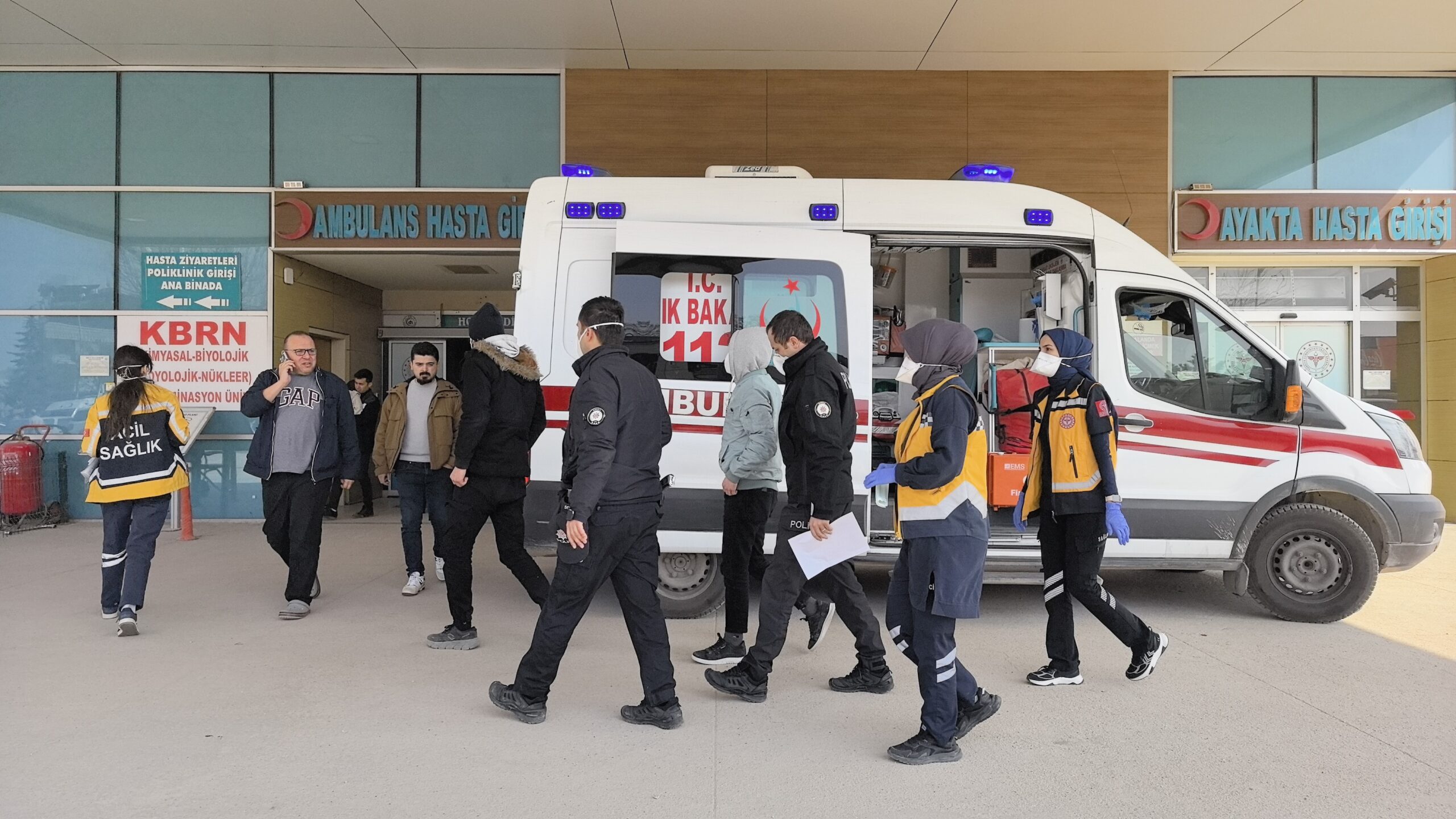 İnegöl Emniyet Müdürlüğü ekipleri, göçmen sağlığı merkezinde başkasına ait kimlikle