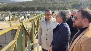 Yağışların azalmasıyla birlikte su akışının yavaşladığı dere, havaların ısınmasıyla birlikte