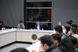 Yıldırım Belediye Başkanı Oktay Yılmaz, 7/24 açık olan Mümine Şeremet