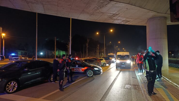 Bursa’da yolun karşısına geçen 2 kişiye hafif ticari araç çarptı