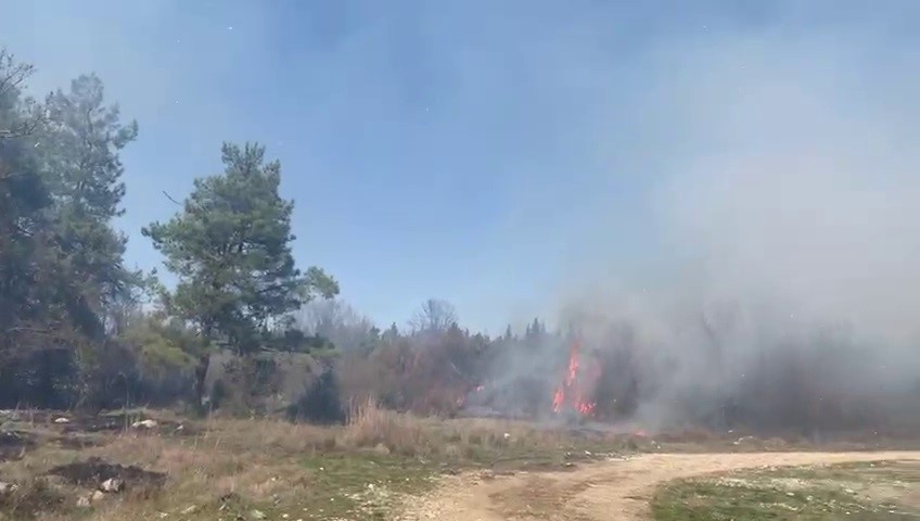 Yangın, Mustafakemalpaşa ilçesi Söğütalan Mahallesi’nde bulunan zirai alanda başladı. Alevler