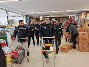 Bursa’da market raflarındaki fiyat etiketlerini kontrol eden ekipler, kasalarda ise
