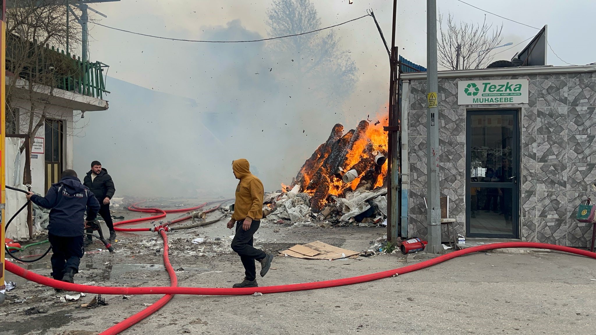 Yangın, saat 13.30 sıralarında merkez Osmangazi ilçesi Veysel Karani Mahallesi’nde