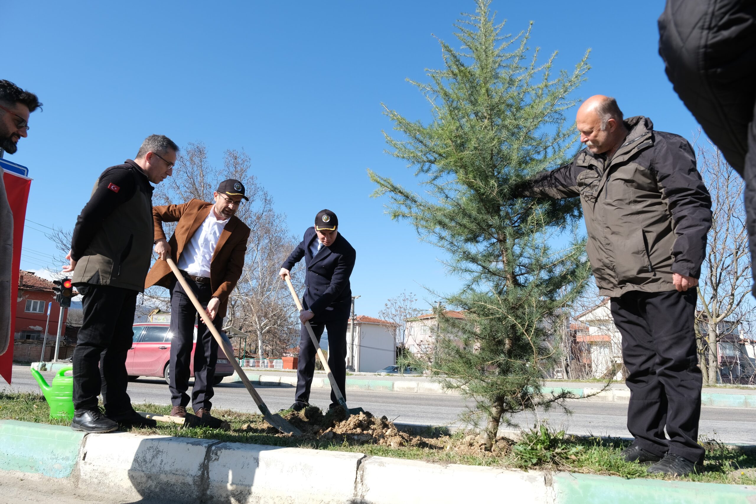 Fidan dikim etkinliğine Orhaneli Kaymakamı Muhammed Furkan Tuna, Orhaneli Belediye