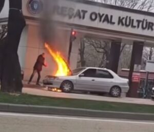 Bursa’nın Osmangazi ilçesi Çekirge Caddesi üzerinde otomobiliyle seyir halinde bir