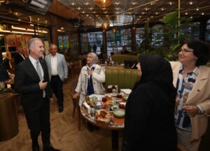 İnegöl Belediyesi Pazartesi akşamı düzenlenen iftar programında muhtarlar ve kurum