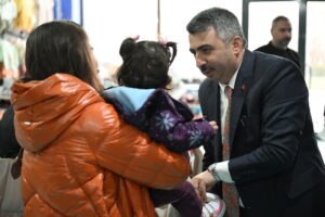 Mimarsinan Mahallesi’ndeki ‘Bayram Mağazası’nda çocukların sevincine ortak olan Yıldırım Belediye