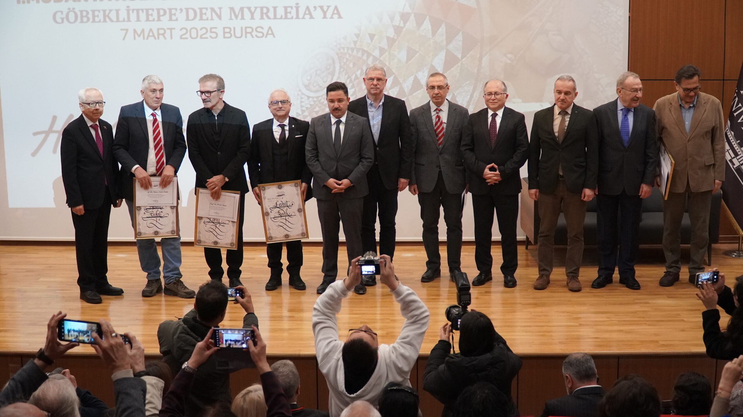 İki oturumdan oluşan konferansın ilk oturumunda konuşmacılar; İstanbul Üniversitesi, Tarih