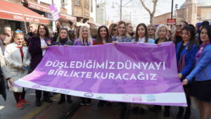 Cumhuriyet Caddesi’nde toplanan kadınlar Barış Kadın Bandosu eşliğinde, haklarına ve