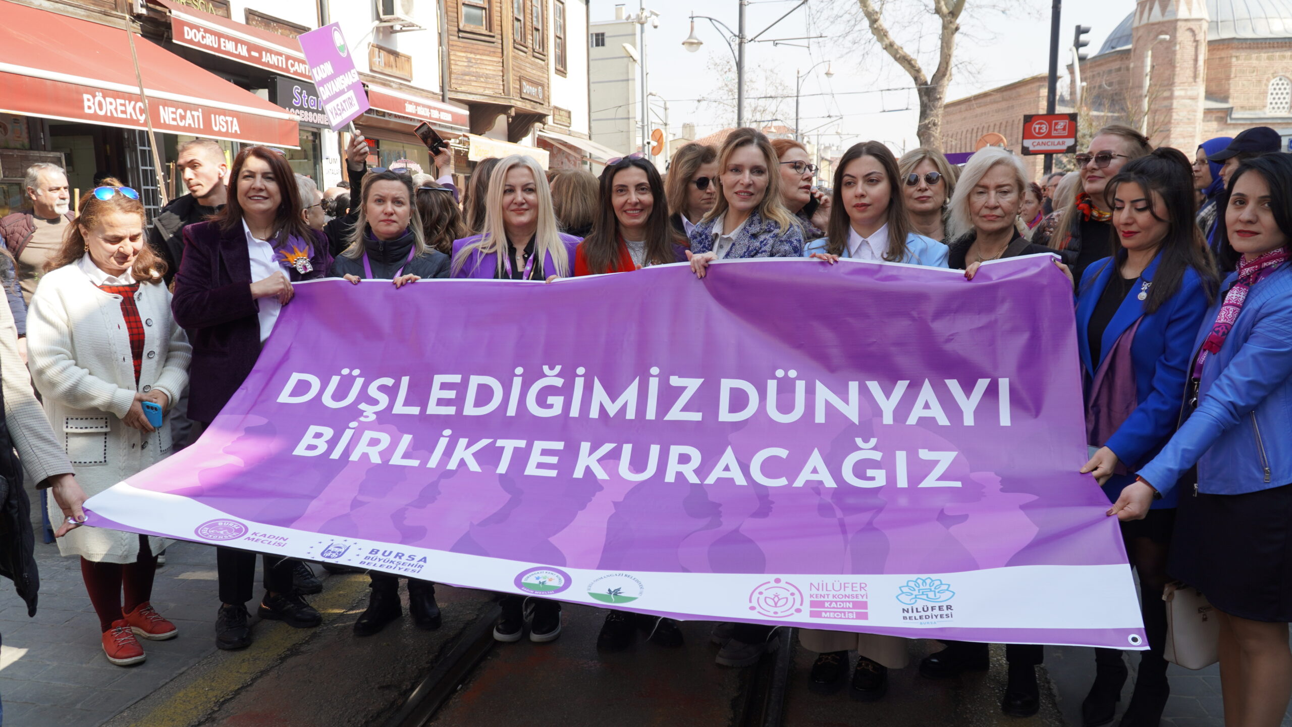 Cumhuriyet Caddesi’nde toplanan kadınlar Barış Kadın Bandosu eşliğinde, haklarına ve