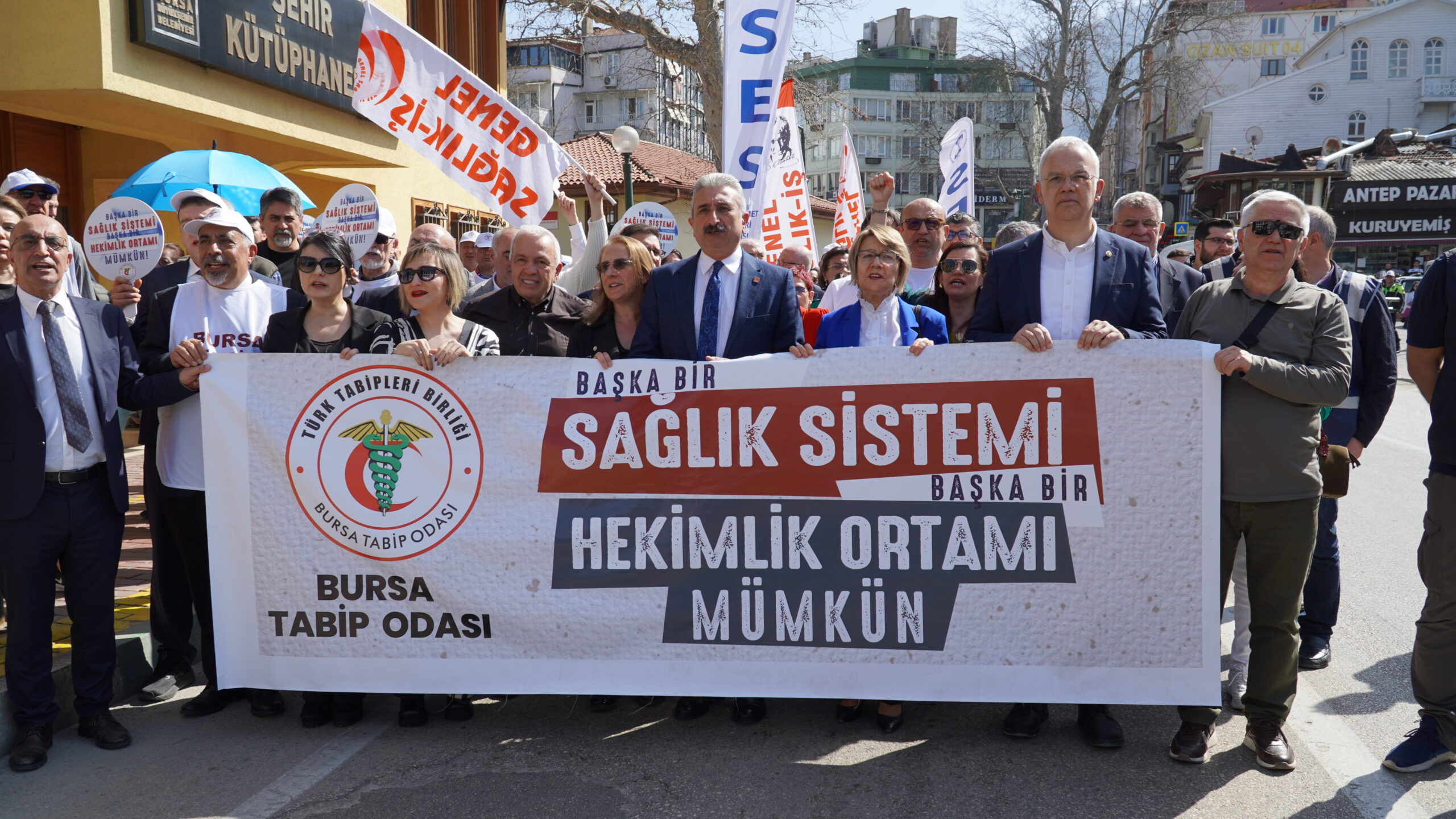 Bursa’da 14 Mart Tıp Bayramı, sağlık çalışanlarının hak taleplerini dile