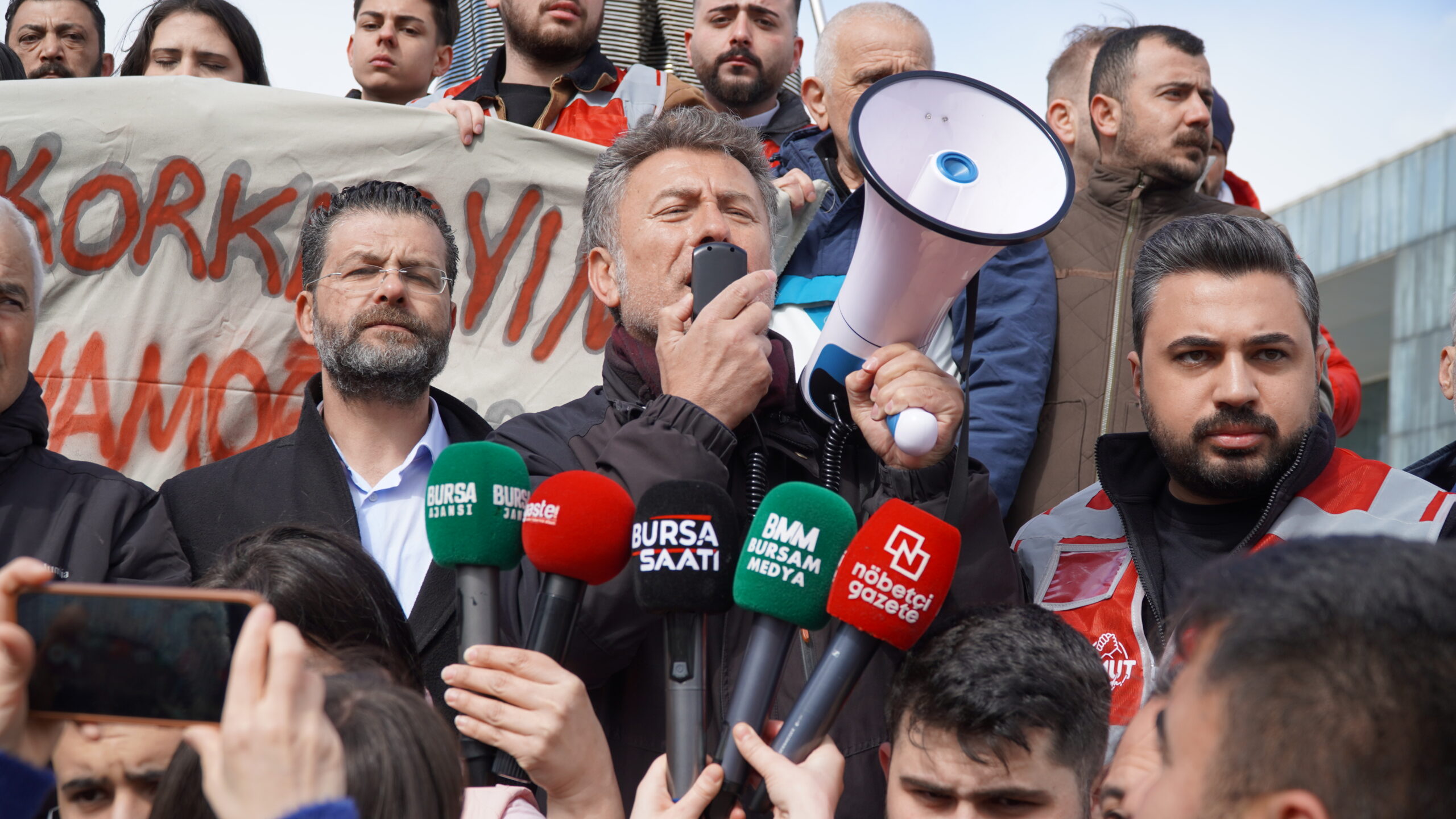 CHP Bursa İl Örgütü, il binası önünde basın açıklamasında bulundu.