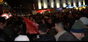 AK Parti il binası ardından valiliğe yürümek isteyen kalabalığa müsaade