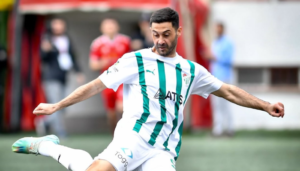 Bursaspor’un gol yollarında en etkili isim olması beklenen Tahir Babaoğlu,