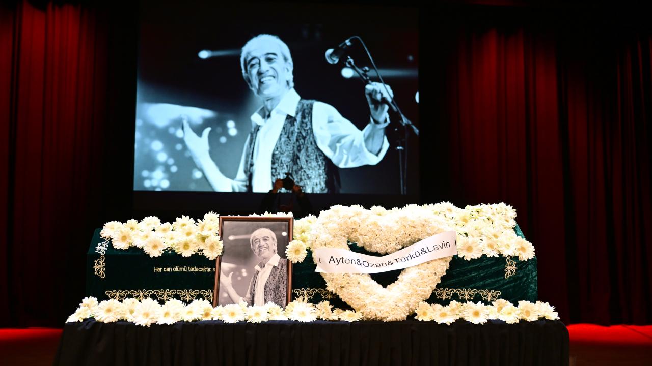 Sanatçı Edip Akbayram, çoklu organ yetmezliği nedeniyle Haydarpaşa Numune Eğitim