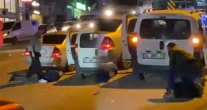 Araçtan indirilen 2 kişiye yol ortasında ters kelepçe yapıldı. Ekiplerin