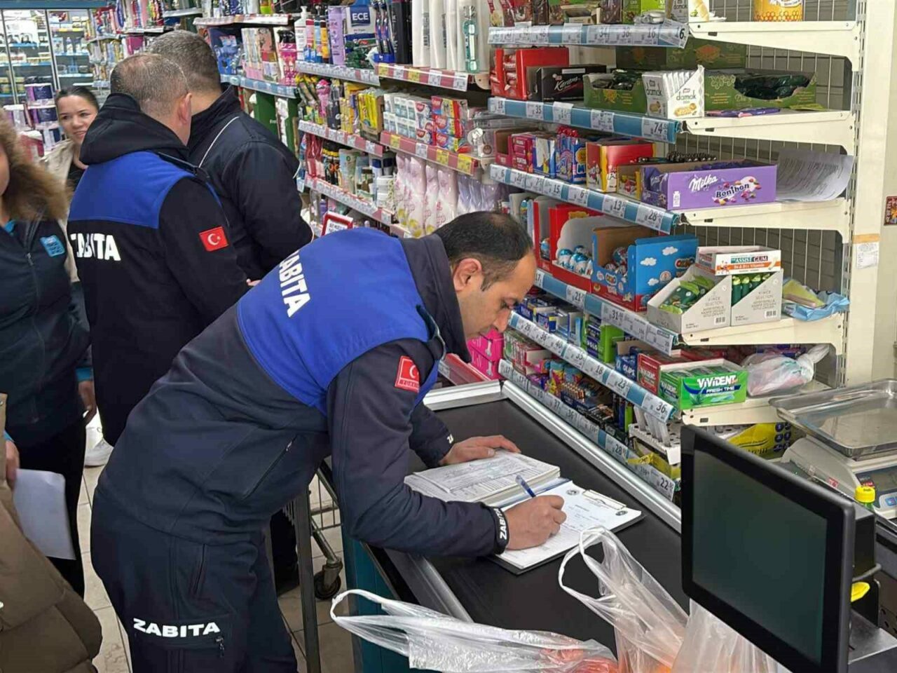 Yapılan denetimlerde, tarihi geçmiş 25 farklı ürünün rafta satışa sunulduğu